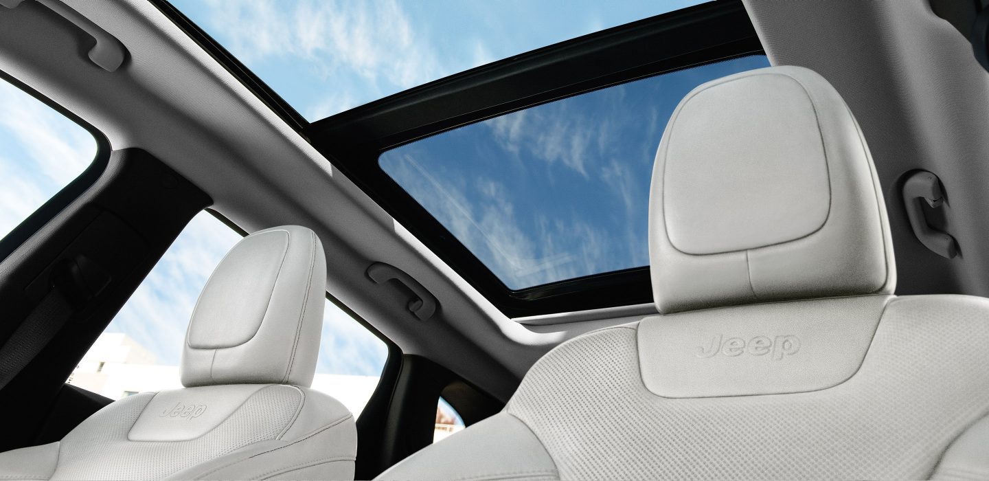 2017 Jeep Cherokee Interior Dual-Pane Sunroof