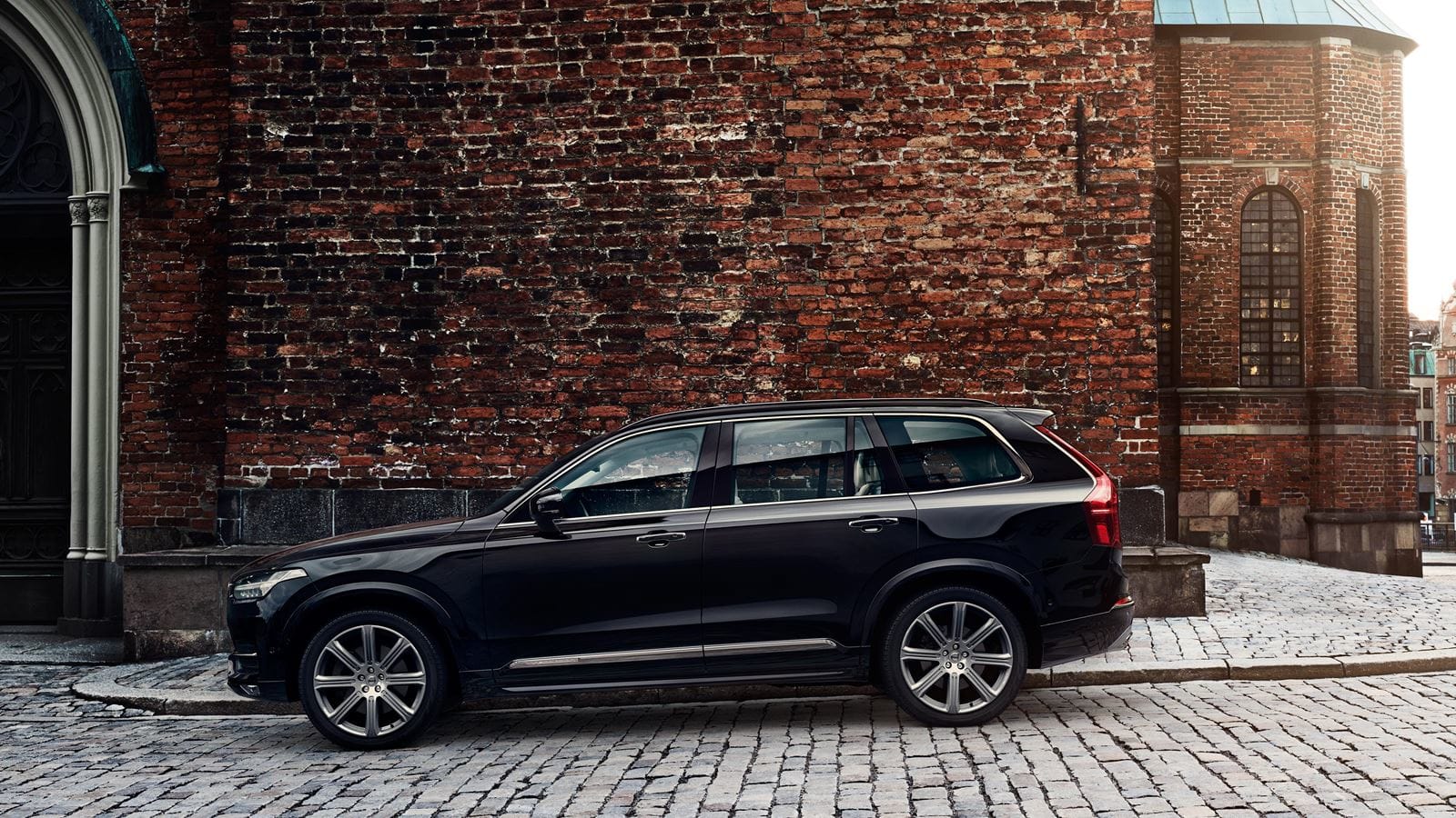 2018 Volvo XC90 Black Side Exterior