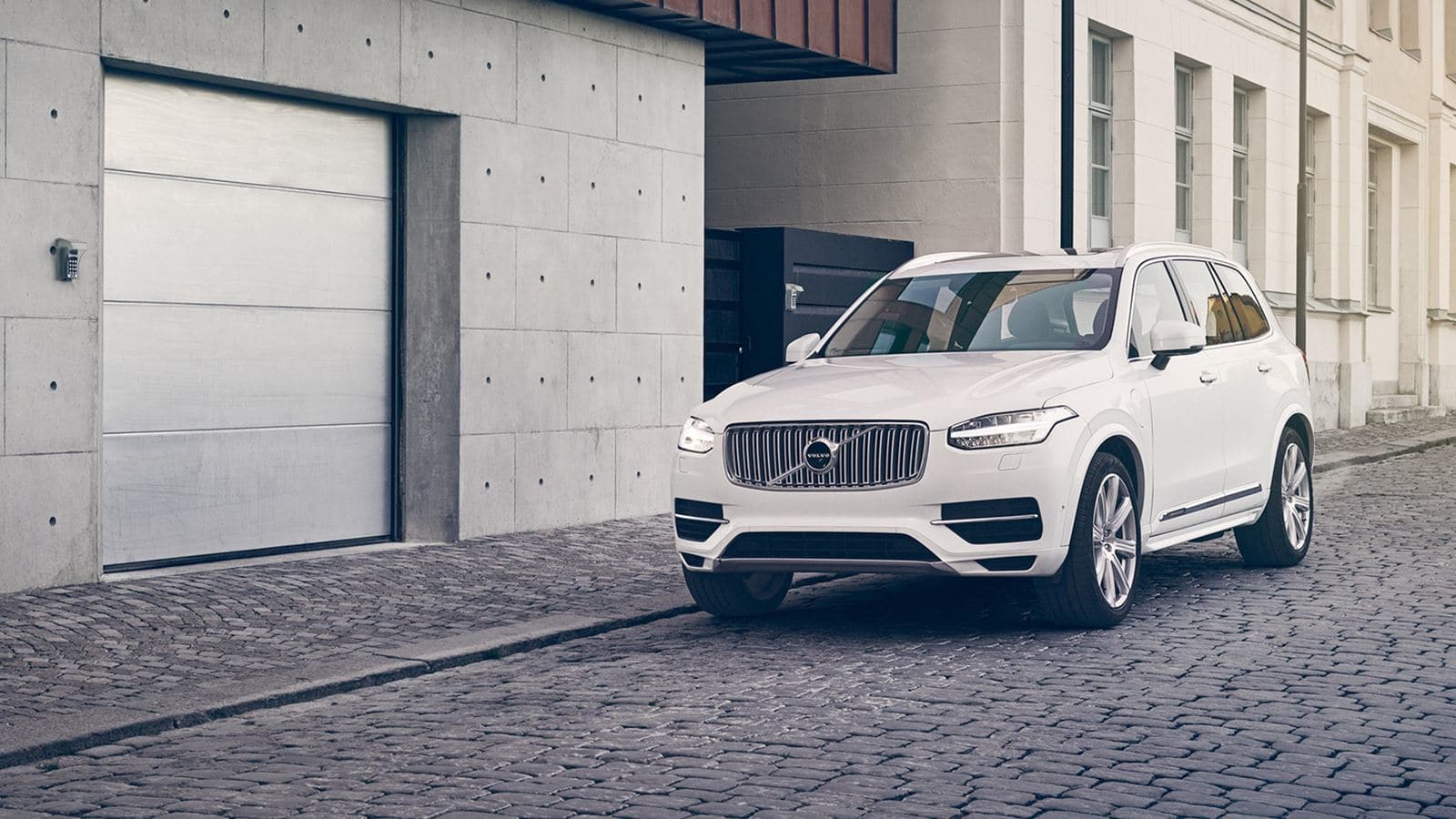 2018 Volvo XC90 Front White Exterior